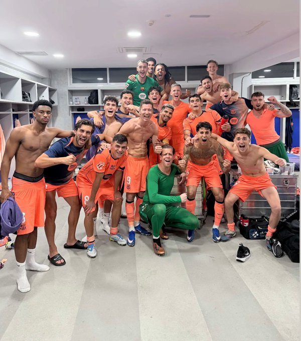 开云团队-拿下三分！巴萨全队赛后更衣室合照庆祝，看看谁身材最好